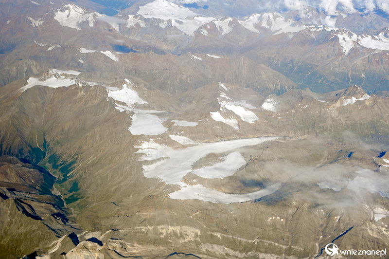 Widok z samolotu na szczyty Alp. - foto: wnieznane.pl