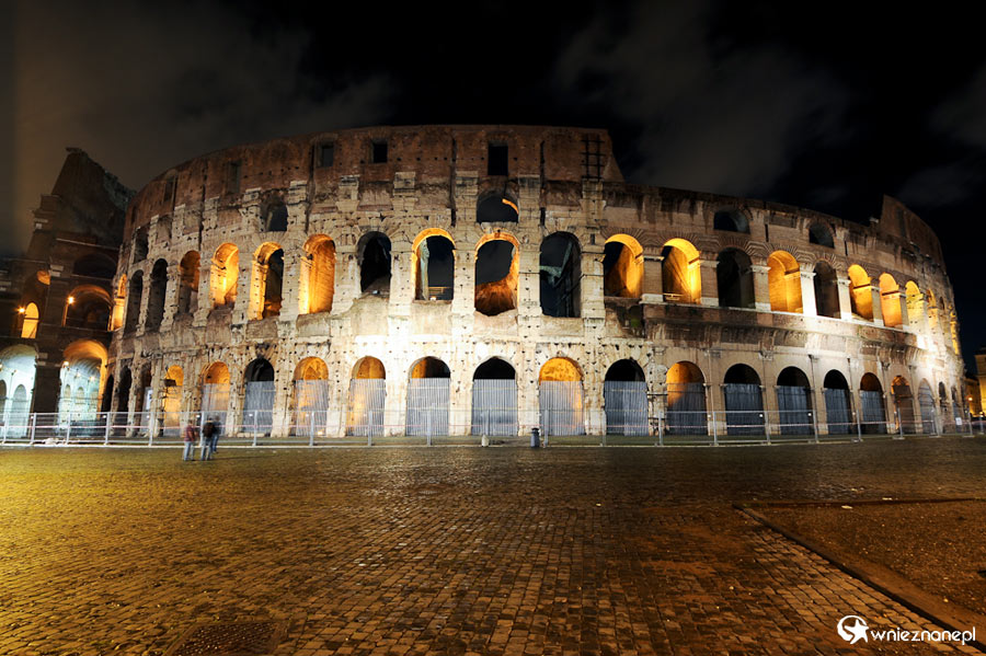 Rzym. Efektownie oświetlone nocą Koloseum. - foto: wnieznane.pl