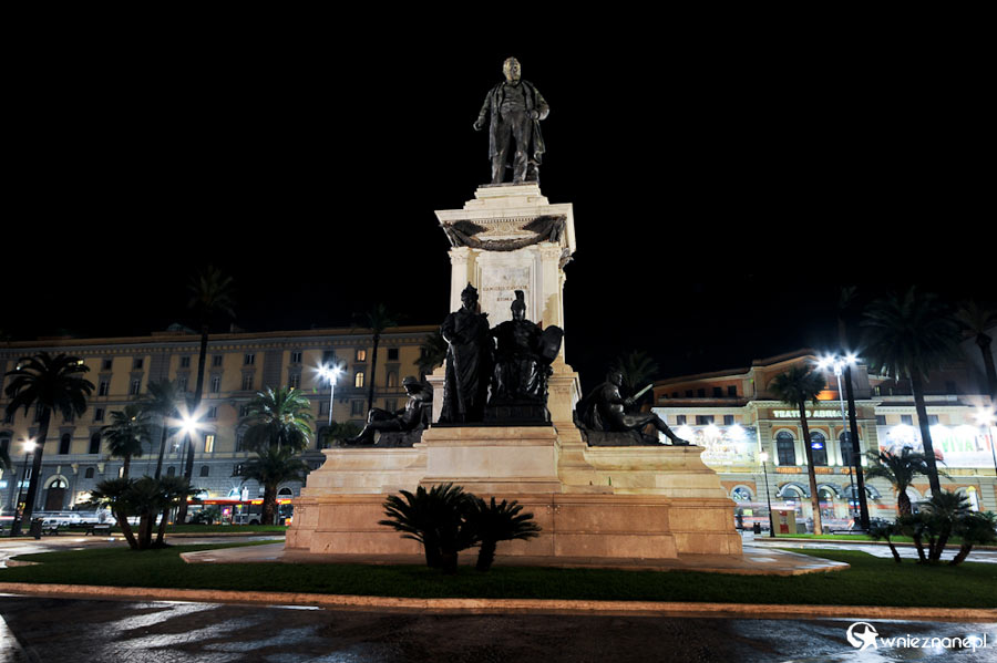 Rzym. Pomnik na elegenckim Piazza Cavour. - foto: wnieznane.pl