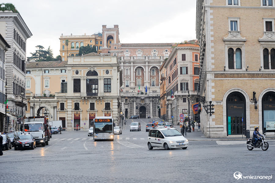 Rzym. Okolice Piazza Venezia. - foto: wnieznane.pl