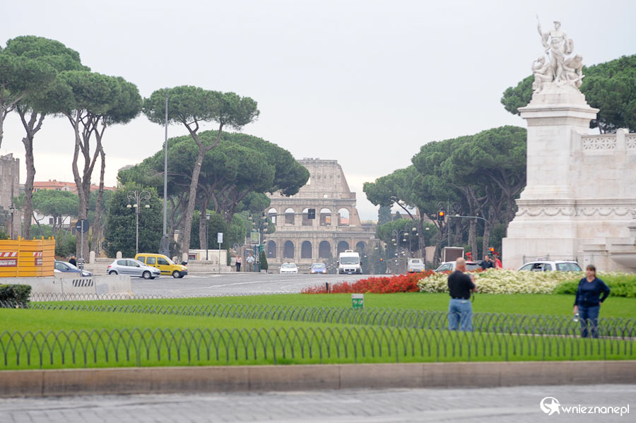 Rzym. Piazza Venezia, w oddali Koloseum. - foto: wnieznane.pl