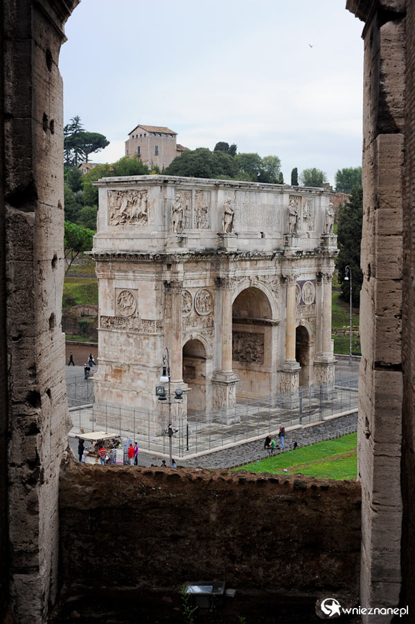 Rzym. Widok z Koloseum na Łuk Konstantyna. - foto: wnieznane.pl