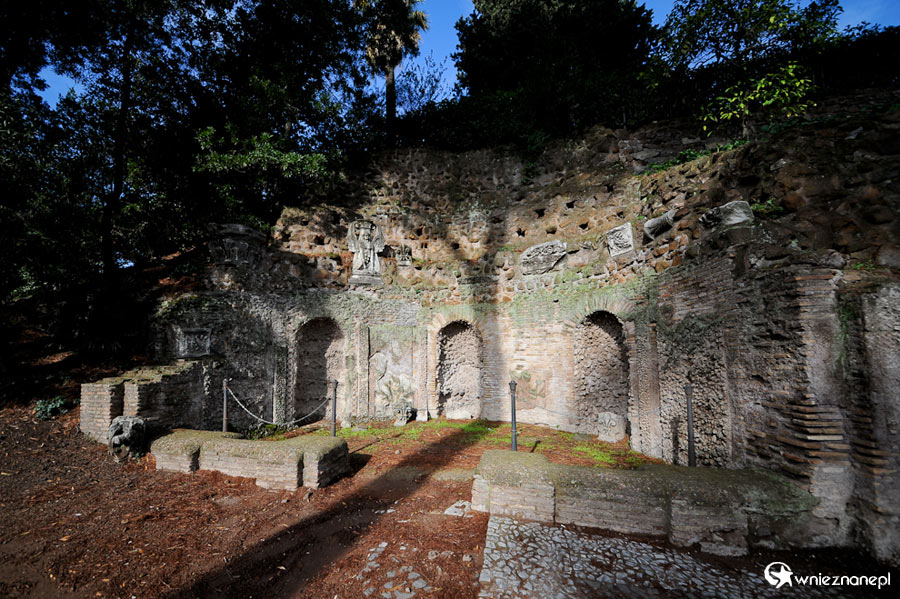 Rzym. Ruiny zabudowań na wzgórzu Palatyn. - foto: wnieznane.pl
