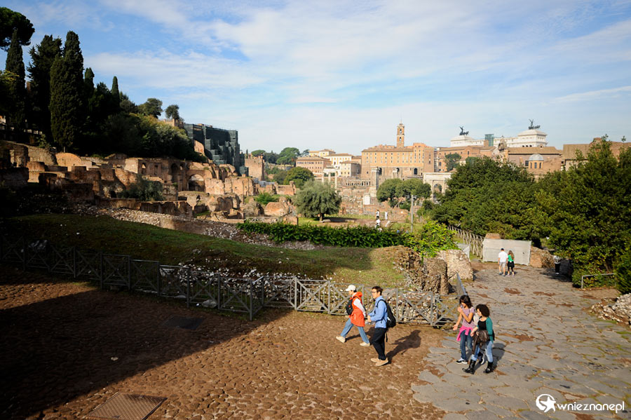 Rzym. Pomiędzy wzgórzem Palatyn i Forum Romanum. - foto: wnieznane.pl
