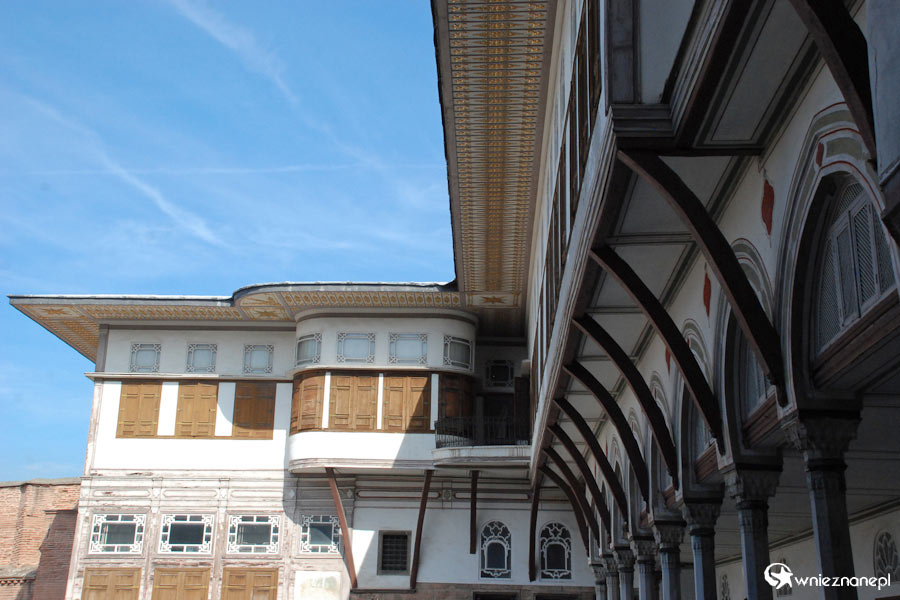 Stambuł. Na jednym z dziedzińców Pałacu Topkapi. - foto: wnieznane.pl