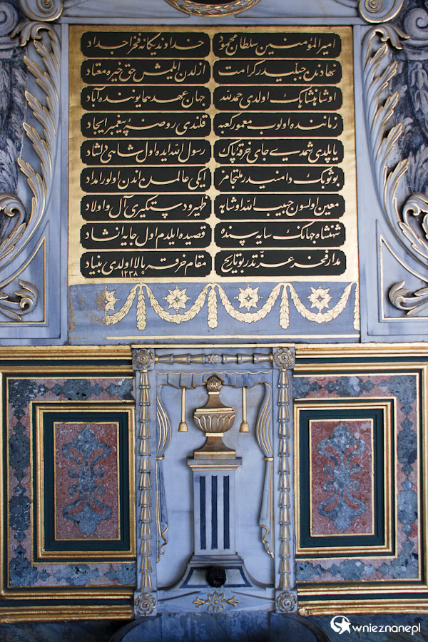 Stambuł. Arabskie wersy na fasadzie Pałacu Topkapi. - foto: wnieznane.pl
