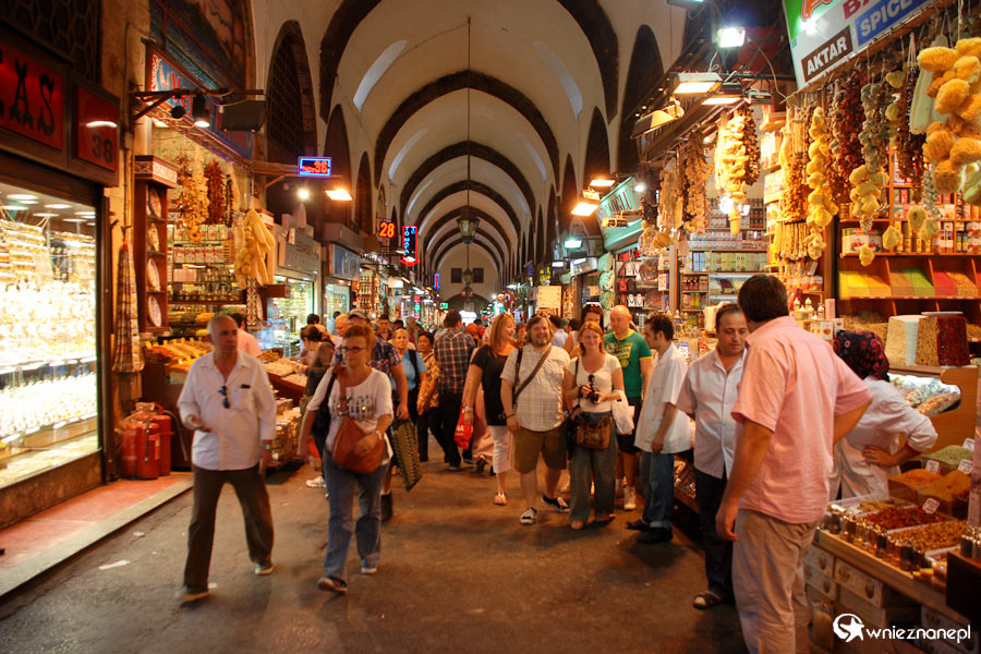 Stambuł. Jedna z alejek Targu Korzennego. - foto: wnieznane.pl Stambuł. Jedna z alejek Targu Korzennego. - foto: wnieznane.pl