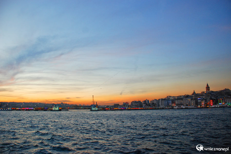Stambuł podczas zachodu słońca wygląda przepięknie. - foto: wnieznane.pl Stambuł podczas zachodu słońca wygląda przepięknie. - foto: wnieznane.pl