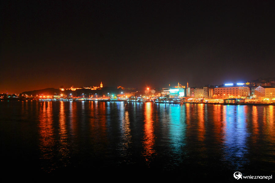Widok na nocny Stambuł z poziomu mostu Galata. - foto: wnieznane.pl