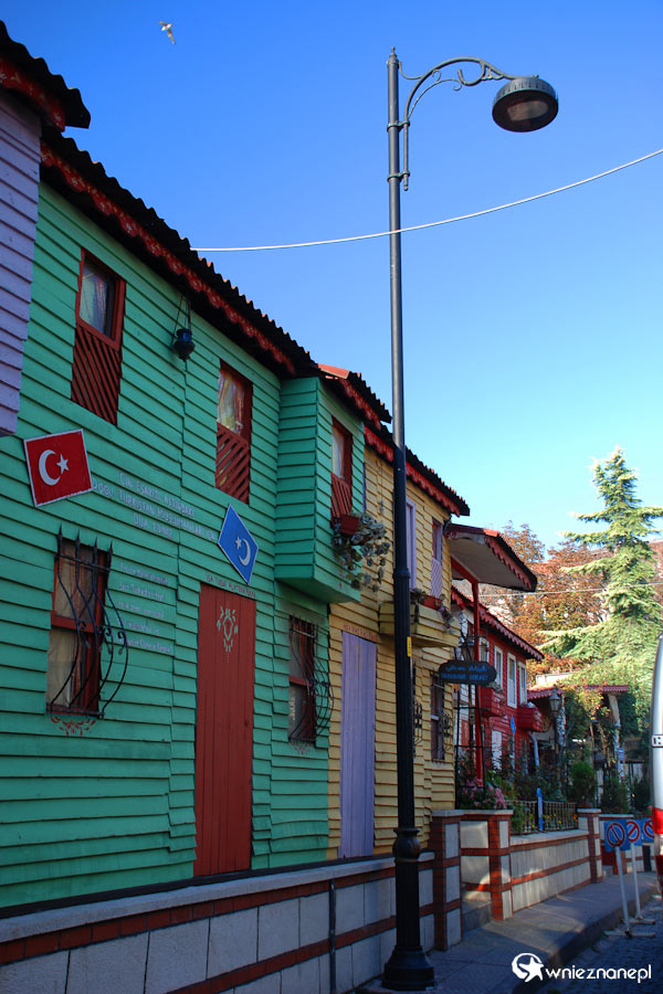 Stambuł. Kolorowe domy w dzielnicy Sultanahmed. - foto: wnieznane.pl