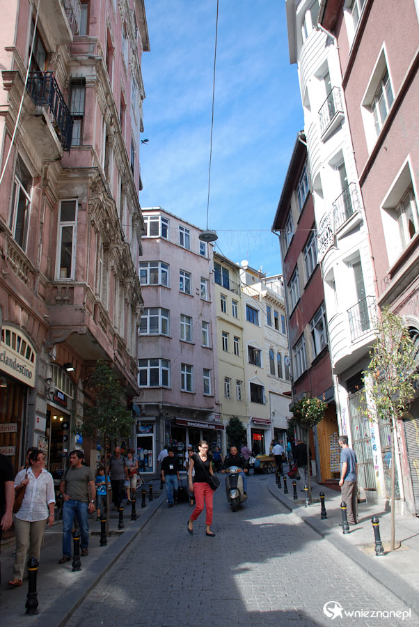 Stambuł. Wąskie uliczki dzielnicy Beyoglu. - foto: wnieznane.pl