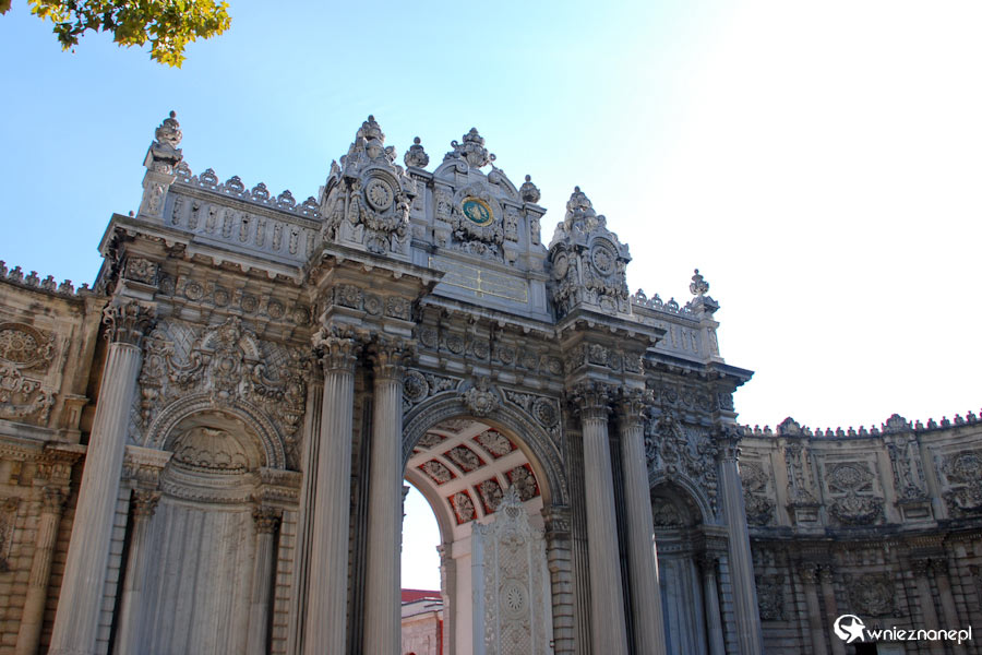 Stambuł. Brama wejściowa na teren pałacu Dolmabahce. - foto: wnieznane.pl