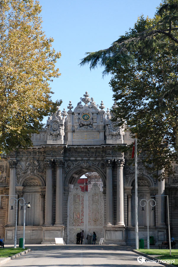 Stambuł. Jedna z bram kompleksu Dolmabahce. - foto: wnieznane.pl Stambuł. Jedna z bram kompleksu Dolmabahce. - foto: wnieznane.pl