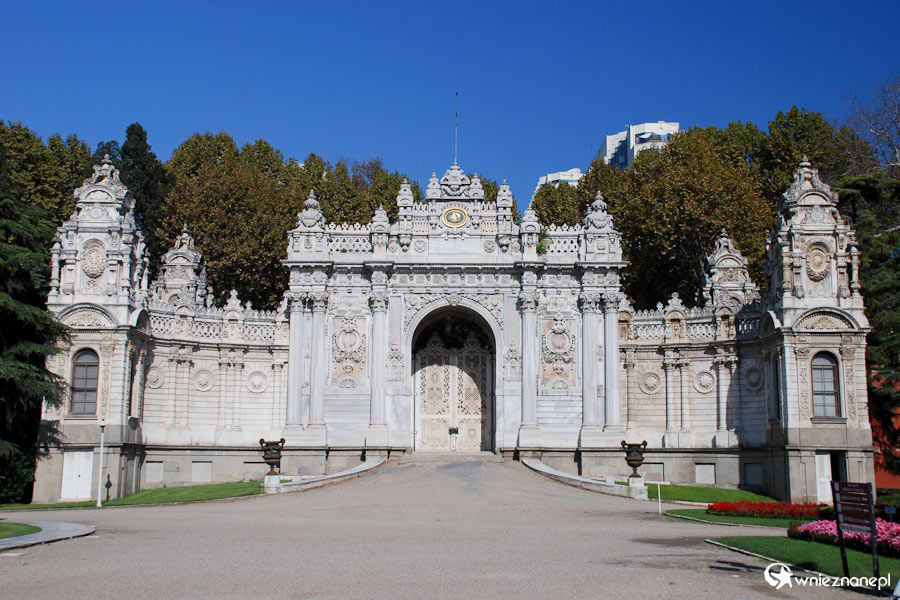 Stambuł. Brama Skarbu na terenie pałacu Dolmabahce. - foto: wnieznane.pl Stambuł. Brama Skarbu na terenie pałacu Dolmabahce. - foto: wnieznane.pl