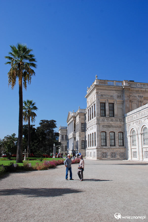 Stambuł. Kompleks Dolmabahce sprzyja spacerom. - foto: wnieznane.pl