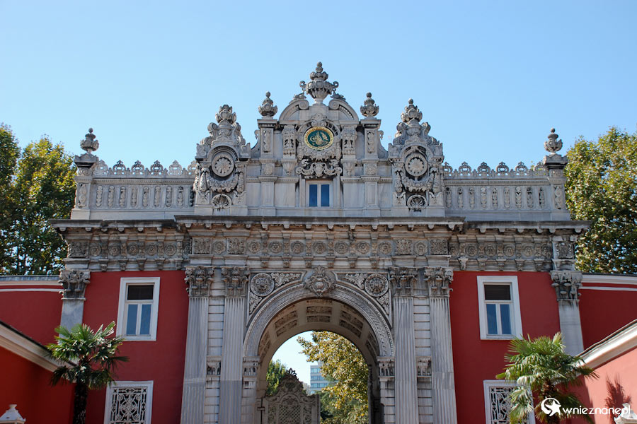 Stambuł. Brama wyjściowa z pałacu Dolmabahce. - foto: wnieznane.pl