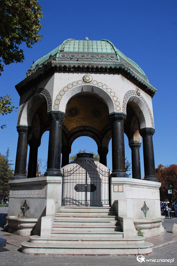 Stambuł. Niemiecka fontanna na tureckim Hipodromie. - foto: wnieznane.pl Stambuł. Niemiecka fontanna na tureckim Hipodromie. - foto: wnieznane.pl