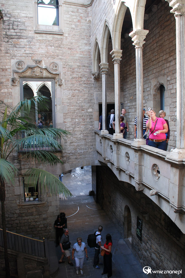 Barcelona. Na dziedzińcu muzeum Picassa. - foto: wnieznane.pl