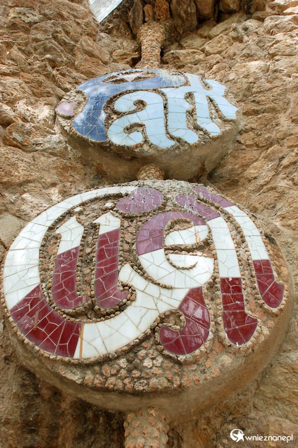 Barcelona. Logo Parku Guell przy głównym wejściu. - foto: wnieznane.pl Barcelona. Logo Parku Guell przy głównym wejściu. - foto: wnieznane.pl