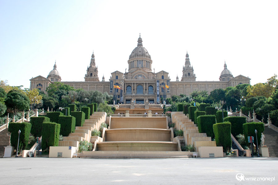 Barcelona. Okazałe narodowe muzeum sztuki (MNAC). - foto: wnieznane.pl