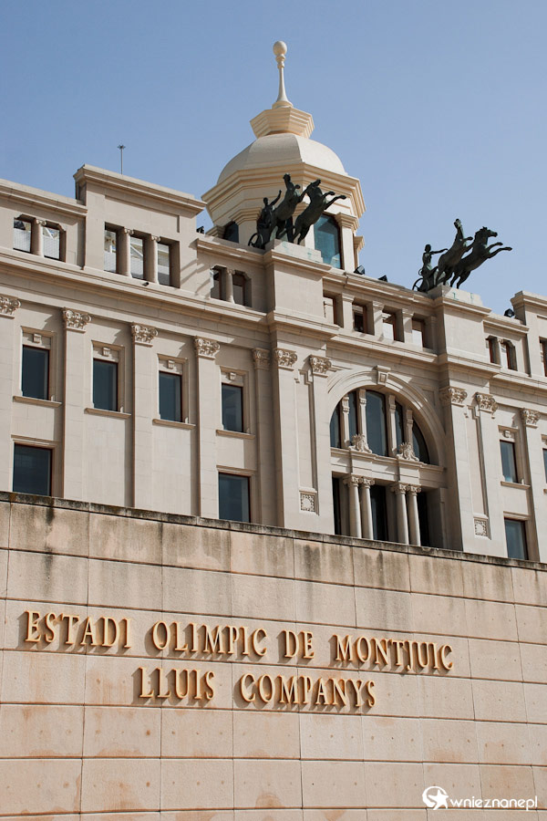 Barcelona. Fasada stadionu Olimpijskiego. - foto: wnieznane.pl Barcelona. Fasada stadionu Olimpijskiego. - foto: wnieznane.pl