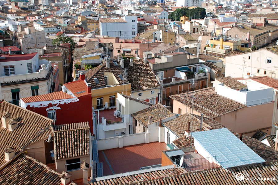 Walencja. Dachówki kamienic widziane z wież Serrano. - foto: wnieznane.pl