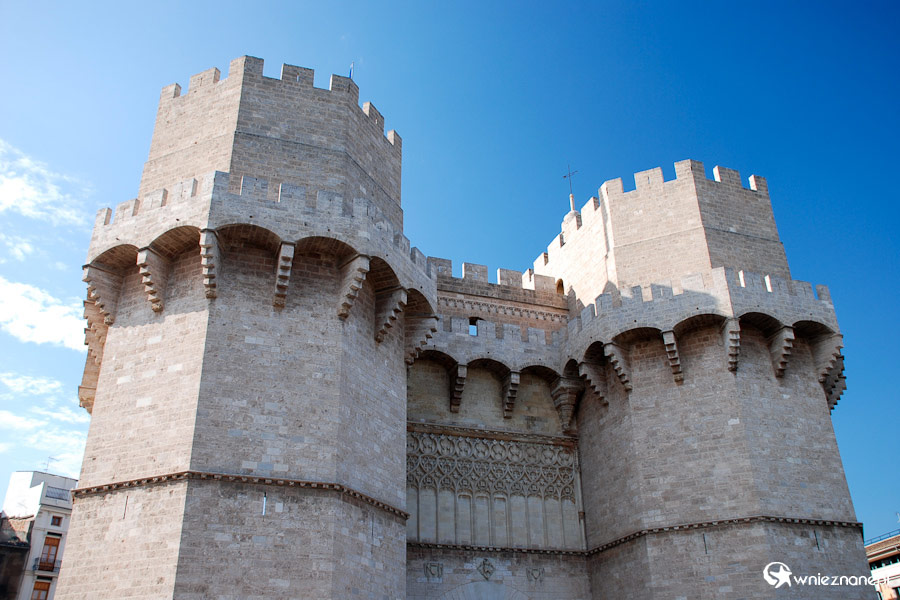 Walencja. Wieże Serrano w całej okazałości. - foto: wnieznane.pl