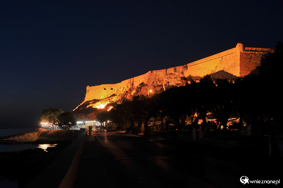 Wyspa Kreta. Rethymnon nocą. Oświetlona Fortezza. - foto: wnieznane.pl
