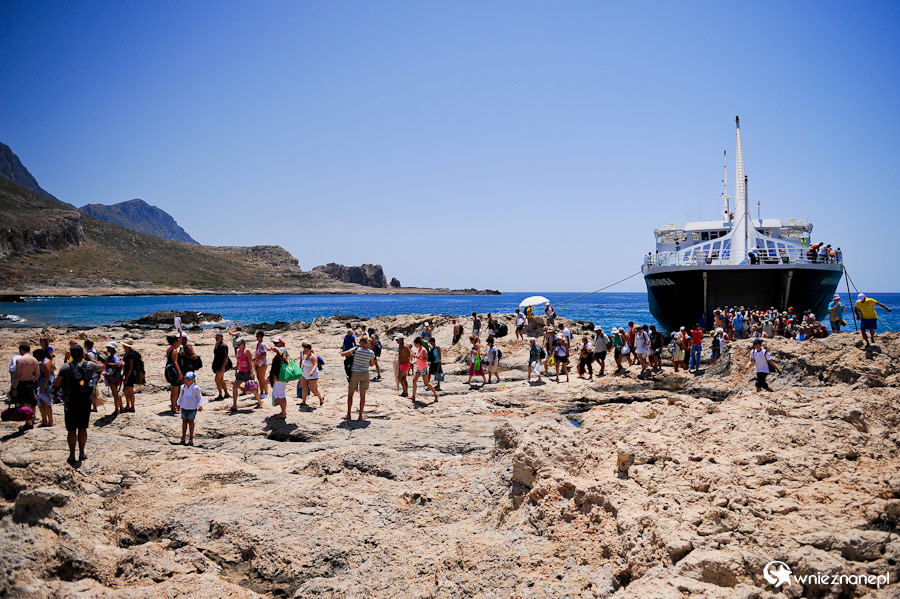 Wyspa Kreta. Statek cumuje przy Lagunie Balos. - foto: wnieznane.pl