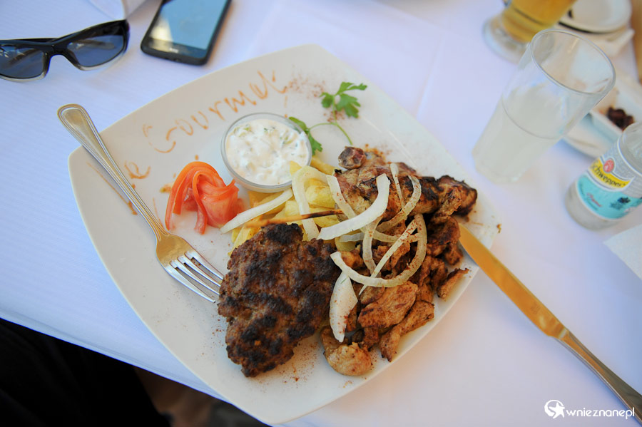 Wyspa Kreta. Smaczny tradycyjny posiłek w tawernie. - foto: wnieznane.pl Wyspa Kreta. Smaczny tradycyjny posiłek w tawernie. - foto: wnieznane.pl