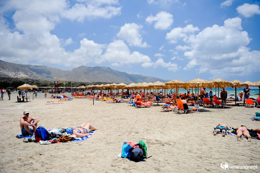 Wyspa Kreta. Leżaki i parasole na plaży Elafonisi. - foto: wnieznane.pl
