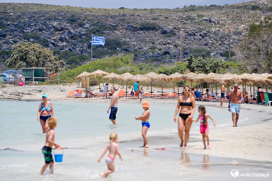 Wyspa Kreta. Leżaki na plaży Elafonisi. - foto: wnieznane.pl Wyspa Kreta. Leżaki na plaży Elafonisi. - foto: wnieznane.pl