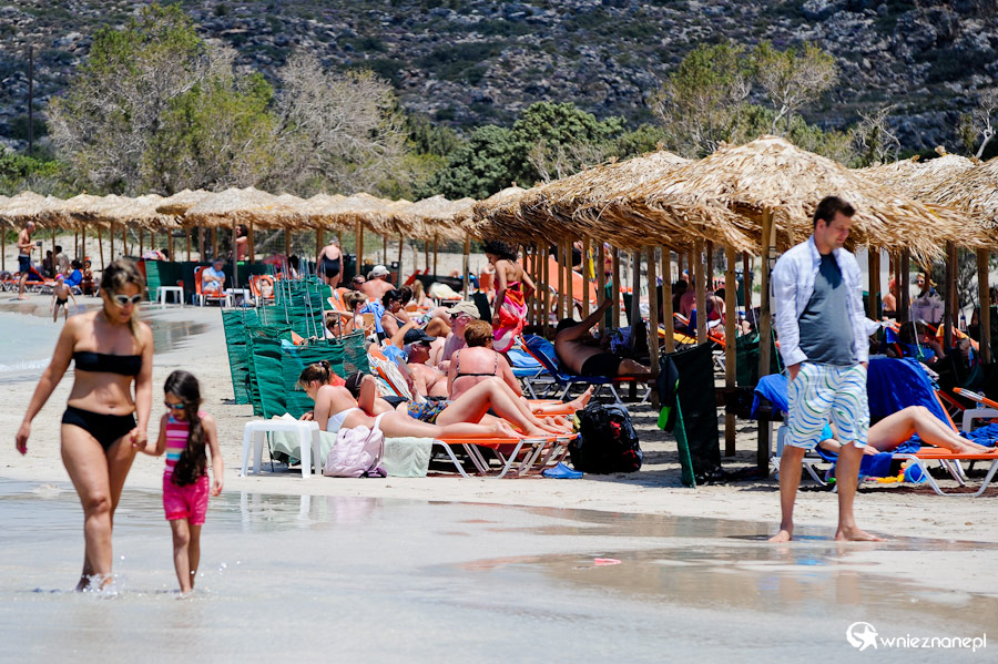 Wyspa Kreta. Leżaki na plaży Elafonisi. - foto: wnieznane.pl