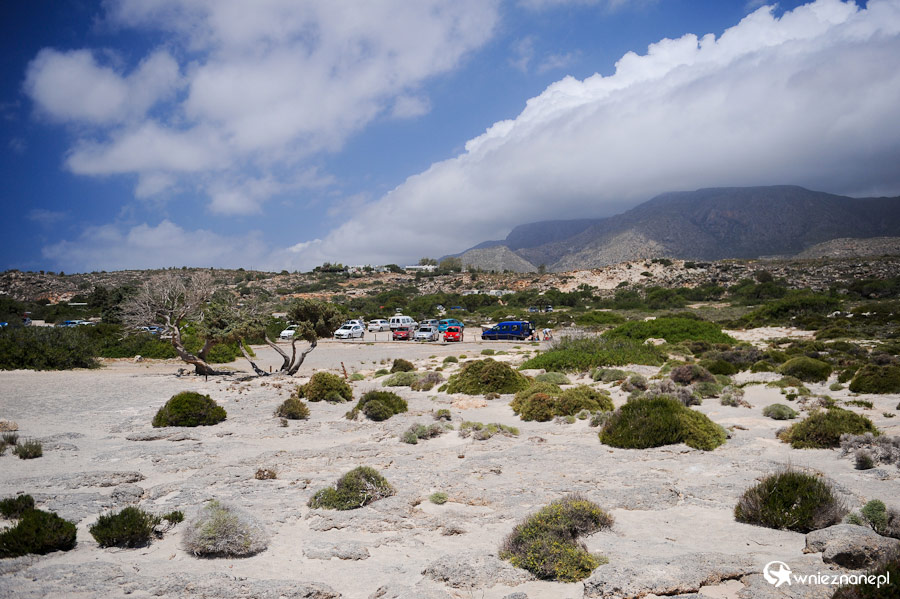 Wyspa Kreta. Widok na parking przy Elafonisi. - foto: wnieznane.pl