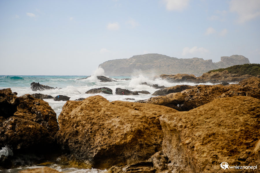 Wyspa Kreta. Fale rozbijające się na skałach na plaży Falasarna.  - foto: wnieznane.pl