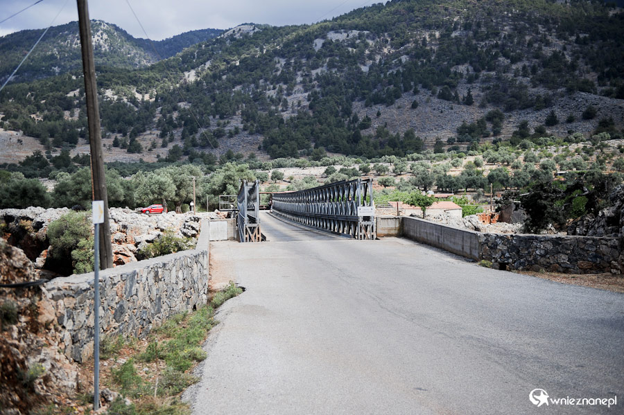 Wyspa Kreta. Wąski drewniany most w Aradenie. - foto: wnieznane.pl