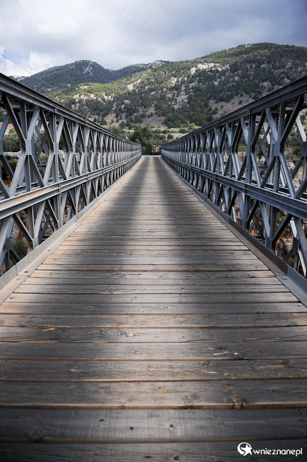 Wyspa Kreta. Wąski drewniany most w Aradenie. - foto: wnieznane.pl