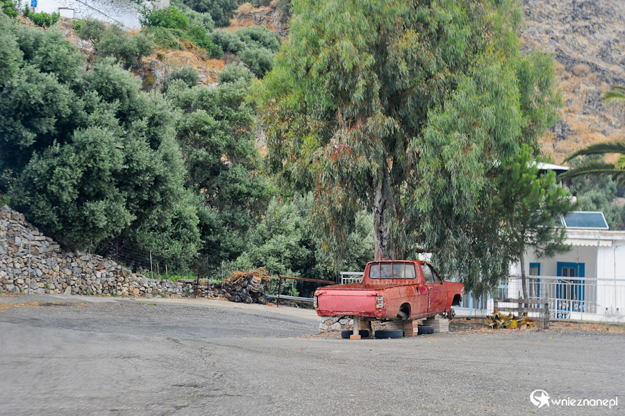 Wyspa Kreta. Porzucony samochód. - foto: wnieznane.pl