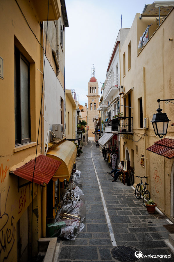 Wyspa Kreta. Wąska uliczka w Rethymnonie. - foto: wnieznane.pl