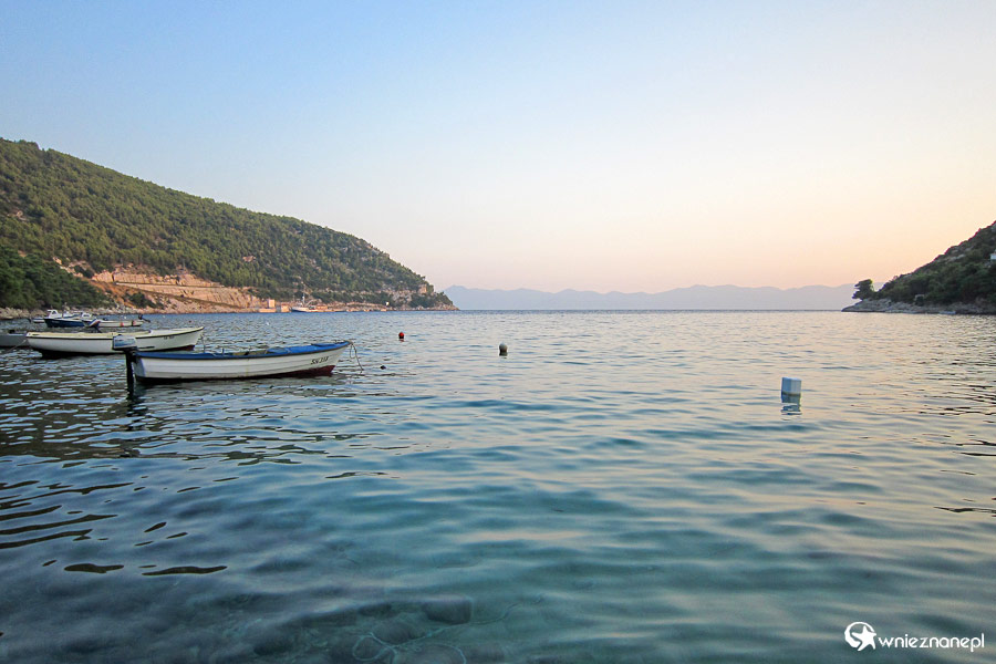 Chorwacja. Widok z plaży na zatoczkę w Prapratno. - foto: wnieznane.pl