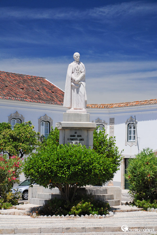 Portugalia. Algarve. Pomnik biskupa Francisco Gomesa w Faro. - foto: wnieznane.pl Portugalia. Algarve. Pomnik biskupa Francisco Gomesa w Faro. - foto: wnieznane.pl