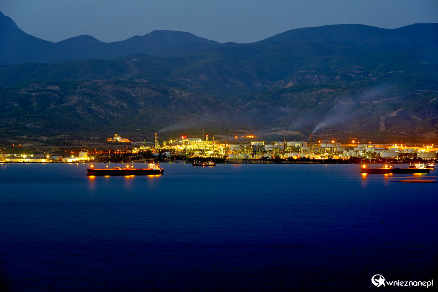 Peloponez. Widok na oświetlony port. - foto: wnieznane.pl Peloponez. Widok na oświetlony port. - foto: wnieznane.pl