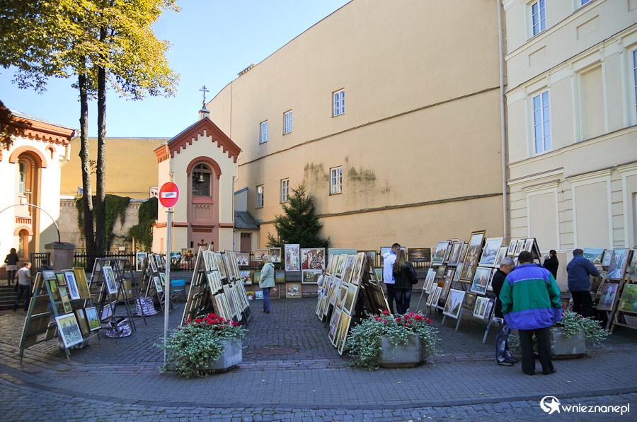 Wilno. Sprzedawcy obrazów na Starym Mieście. - foto: wnieznane.pl
