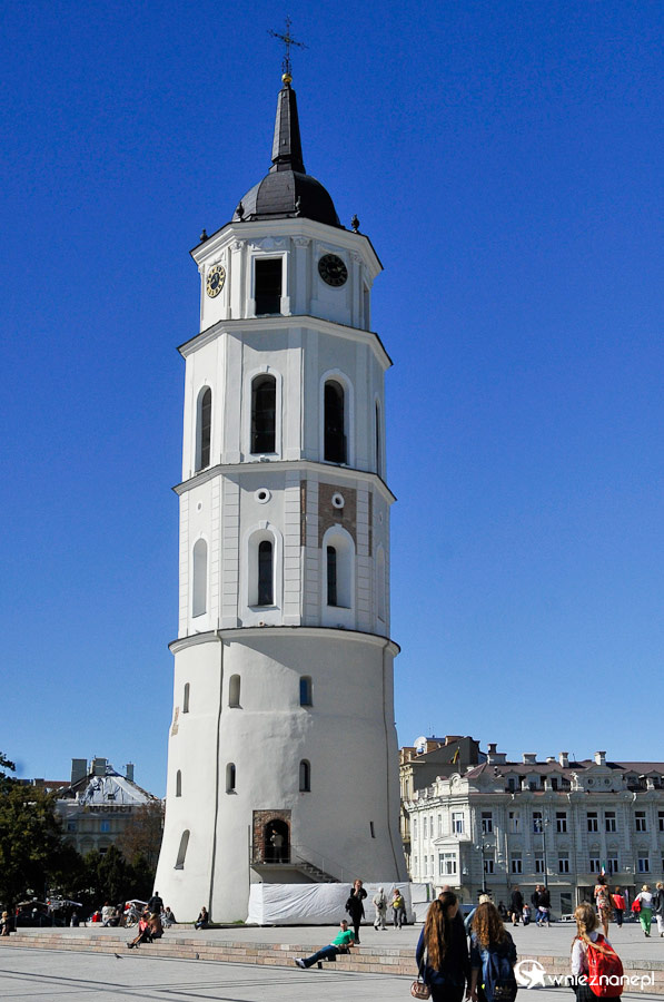 Wilno. Okrągła biała wieża na Placu Katedralnym. - foto: wnieznane.pl
