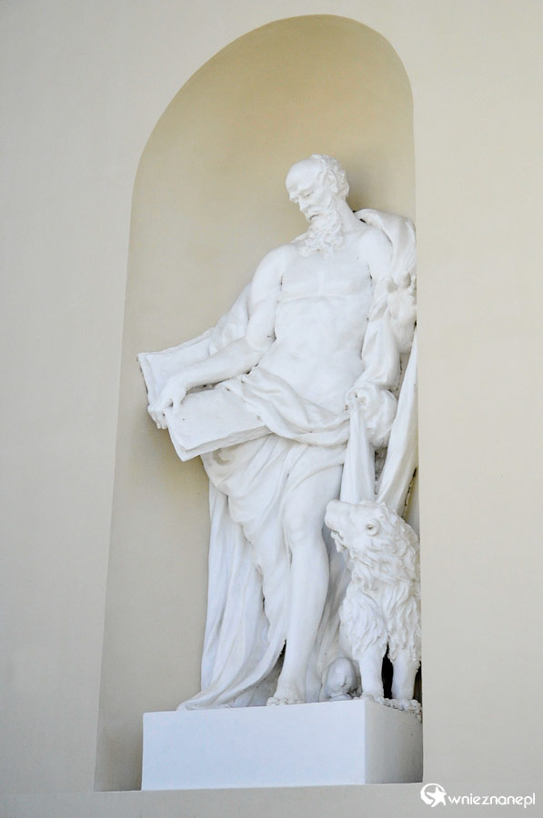 Wilno. Rzeźba na fasadzie Archikatedry Bazyliki. - foto: wnieznane.pl