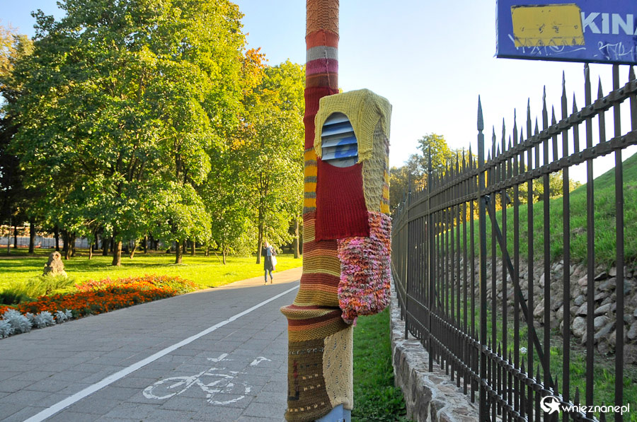 Wilno. Ozdobiony słup w centrum miasta. - foto: wnieznane.pl