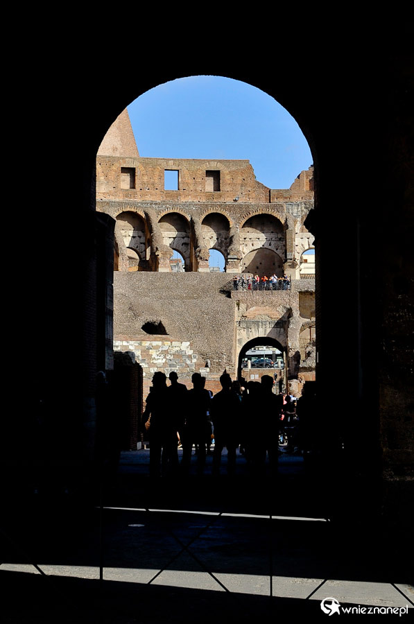 Rzym. Widok na wnętrze Koloseum. - foto: wnieznane.pl