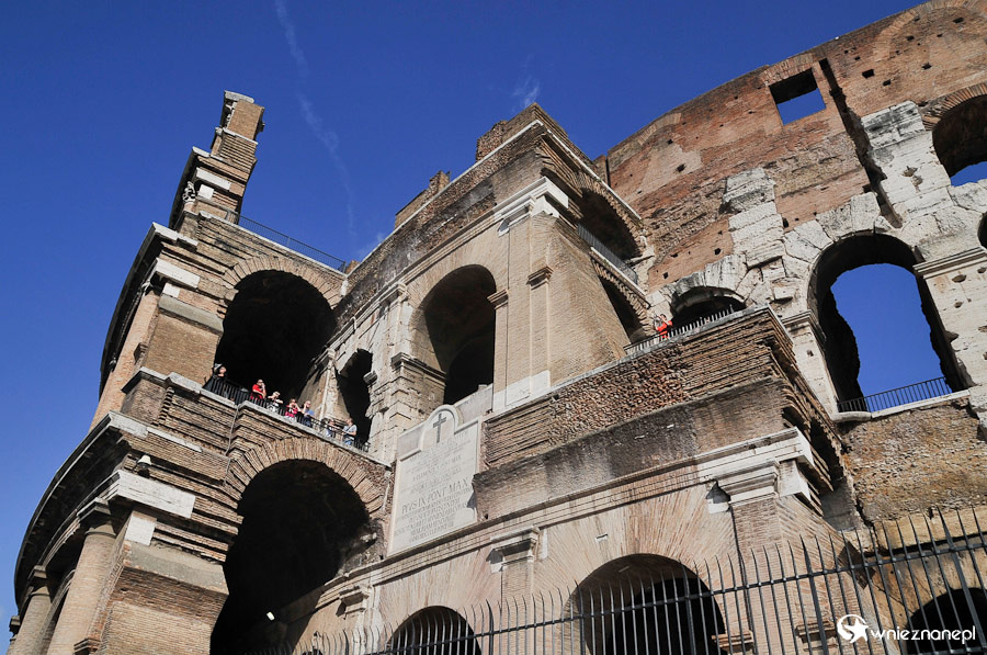 Rzym. Widok na Koloseum. - foto: wnieznane.pl