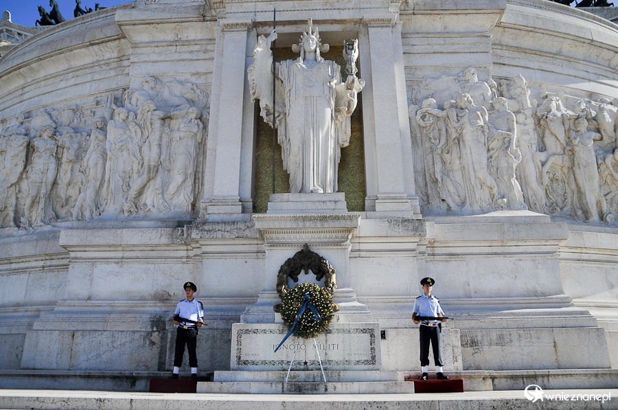 Rzym. Grób Nieznanego Żołnierza przy Piazza Venezia.  - foto: wnieznane.pl