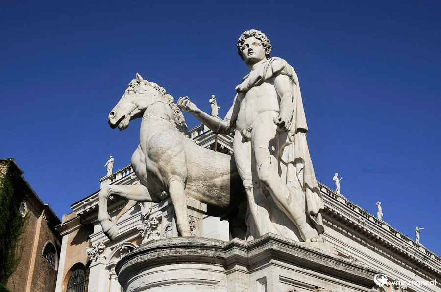 Rzym. Rzeźba przy wejściu na Kapitol. - foto: wnieznane.pl